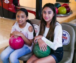 Children with bowling bal